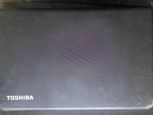 Portátil Toshiba 4g w10 incluye cargador original