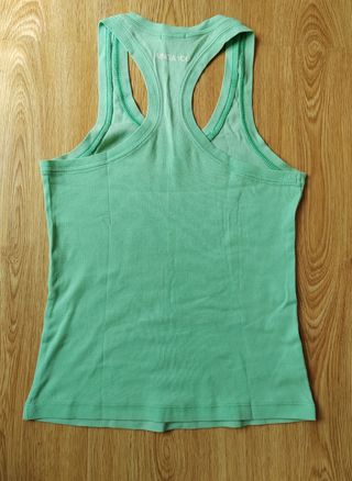 Lote de camiseta verde con  pendientes y pulsera 