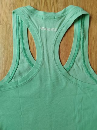 Lote de camiseta verde con  pendientes y pulsera 