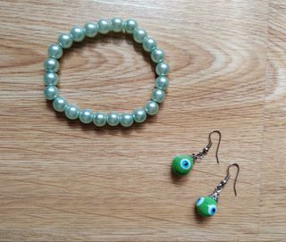 Lote de camiseta verde con  pendientes y pulsera 