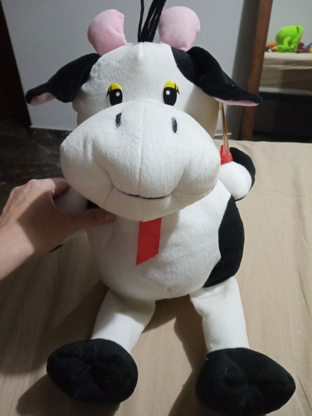 vaca peluche con etiqueta