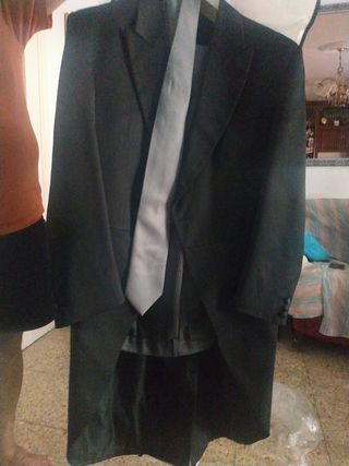 chaquet negro. 
