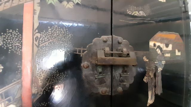 Antiguo mueble japonés y cuadro