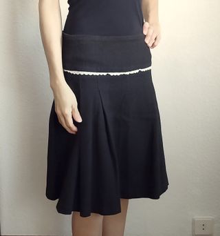 Falda negra de tablas, tela relieve estilo piqué
