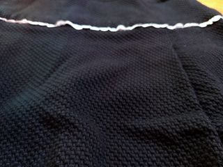 Falda negra de tablas, tela relieve estilo piqué
