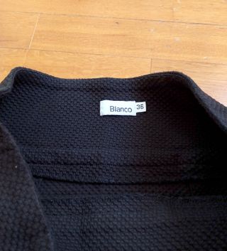Falda negra de tablas, tela relieve estilo piqué