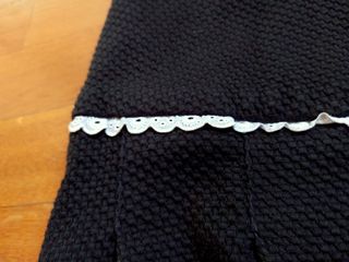 Falda negra de tablas, tela relieve estilo piqué