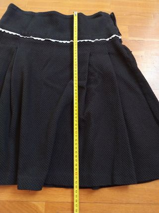 Falda negra de tablas, tela relieve estilo piqué