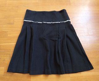 Falda negra de tablas, tela relieve estilo piqué