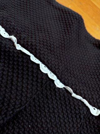 Falda negra de tablas, tela relieve estilo piqué