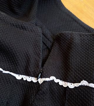 Falda negra de tablas, tela relieve estilo piqué
