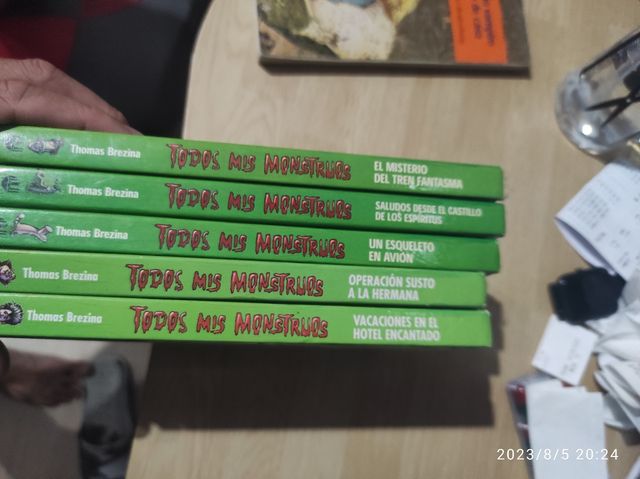 Colección de libros , todos mis monstruos