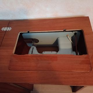 Maquina de coser antigua con su mueble