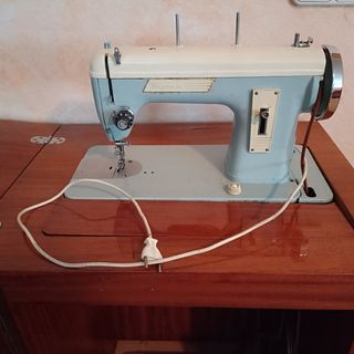 Maquina de coser antigua con su mueble