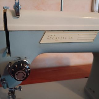 Maquina de coser antigua con su mueble