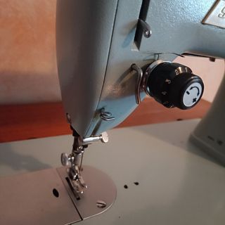 Maquina de coser antigua con su mueble