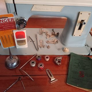 Maquina de coser antigua con su mueble