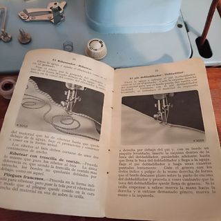 Maquina de coser antigua con su mueble