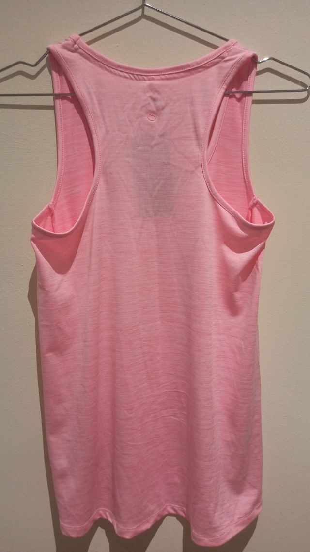 Camiseta rosa de deporte