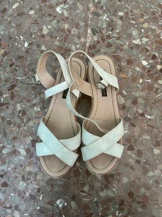 Sandalias blanco crudo de tacón bajo