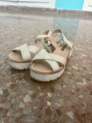 Sandalias blanco crudo de tacón bajo