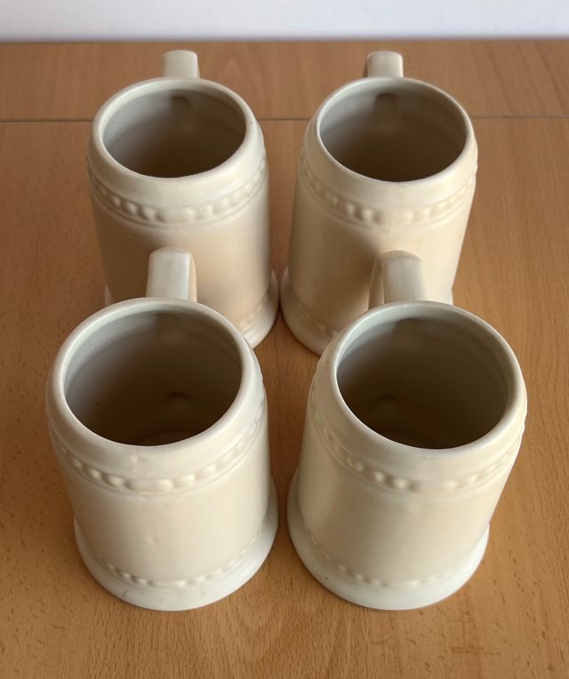 4 JARRAS DE CERVEZA COLOR MARFIL