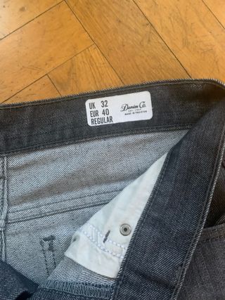 Bermudas, vaqueras grises