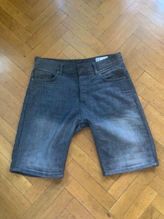 Bermudas, vaqueras grises