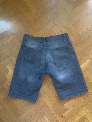 Bermudas, vaqueras grises