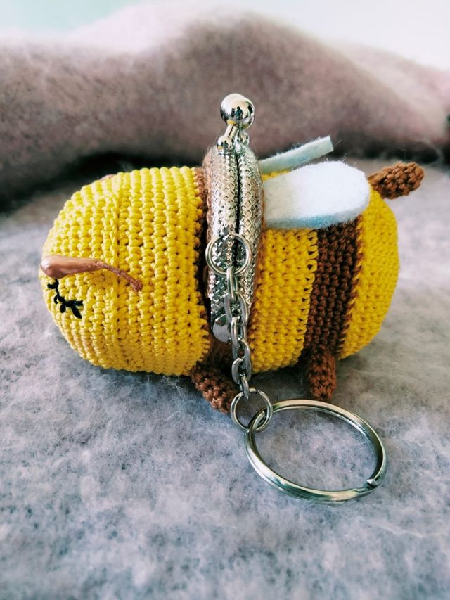 billetera abeja amigurumis Bee keychain wallet