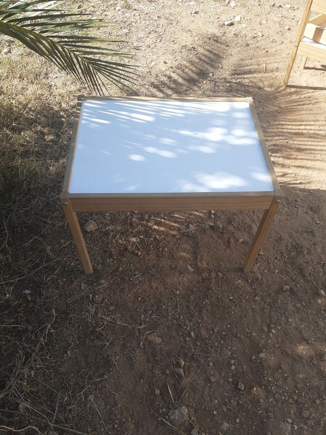 mesa y sillas para niños