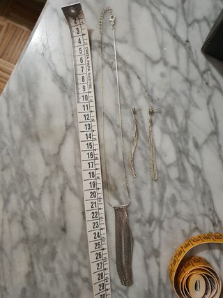 Conjunto de colgante y pendientes plateados