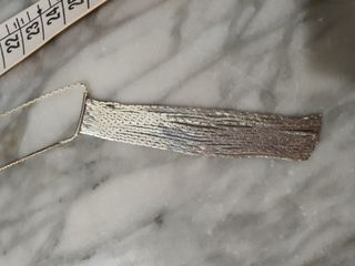 Conjunto de colgante y pendientes plateados