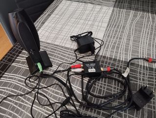 Sistema amb auriculars per escoltar la tele