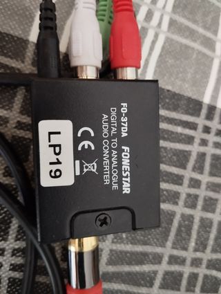 Sistema amb auriculars per escoltar la tele