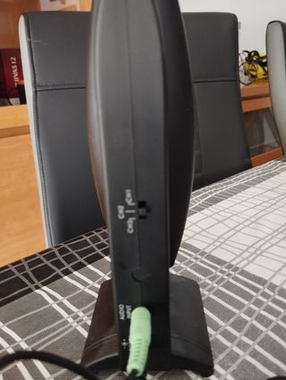 Sistema amb auriculars per escoltar la tele