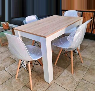 Mesa con sillas nordicas en oferta