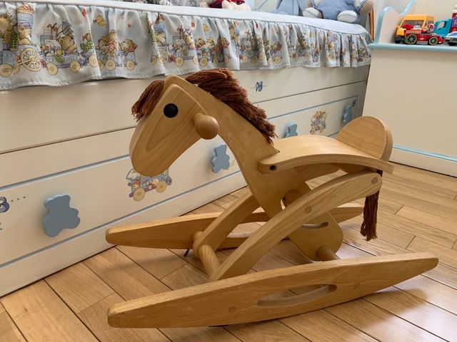 Caballito de madera balancín.