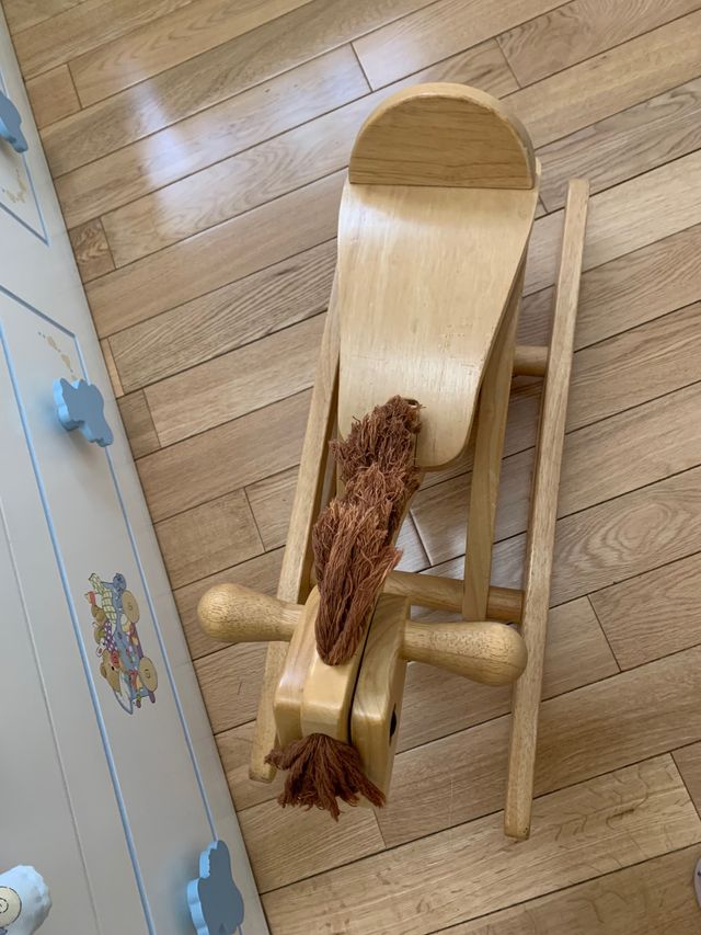 Caballito de madera balancín.