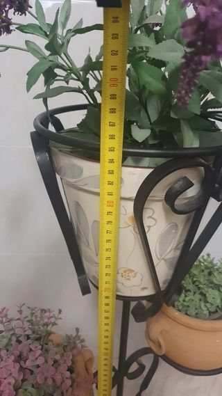 Soporte macetero de hierro forjado, tres brazos.