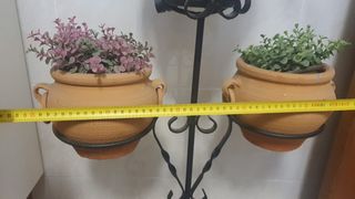 Soporte macetero de hierro forjado, tres brazos.