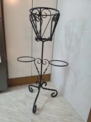 Soporte macetero de hierro forjado, tres brazos.