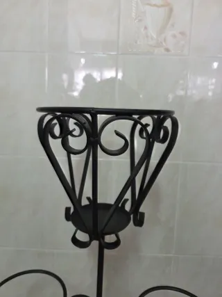 Soporte macetero de hierro forjado, tres brazos.