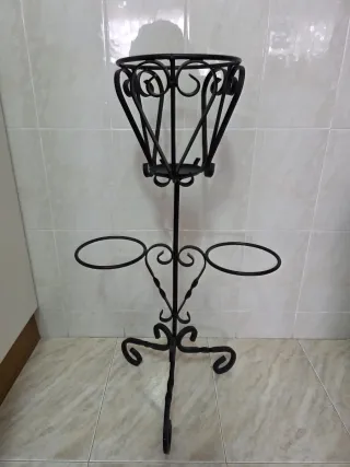 Soporte macetero de hierro forjado, tres brazos.