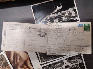 Caja antigua con objetos de antaño