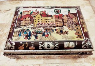 Caja antigua con objetos de antaño