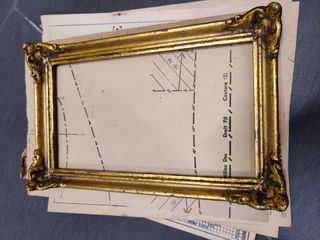 Caja antigua con objetos de antaño