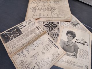 Caja antigua con objetos de antaño