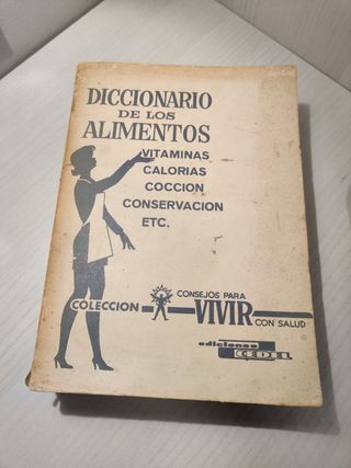 Caja antigua con objetos de antaño