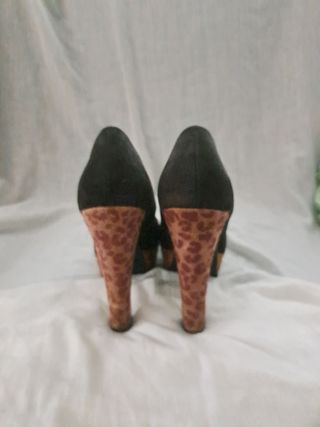 Zapatos tacón negro.